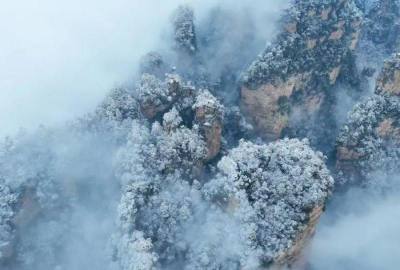 張家界再迎春雪，千峰沐雪如仙境