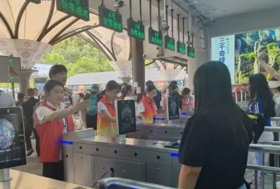 2025年火爆“五一”假期，張家界口岸出入境旅客超9100人次